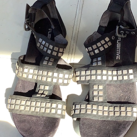 Gladiator style sandal - Picture 8 of 12